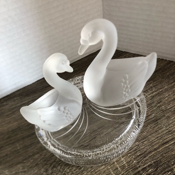 Vtg Frosted Glass Swans on Water Figurine - Picture 12 of 12